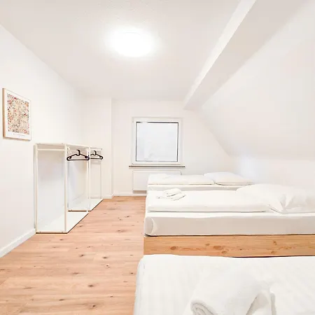 Tolstov - Monteurwohnung Mit 3 Zimmern - Dachgeschoss - Parkplatz * Duisburg