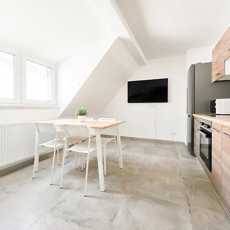 Daire Tolstov - Monteurwohnung Mit 3 Zimmern - Dachgeschoss - Parkplatz