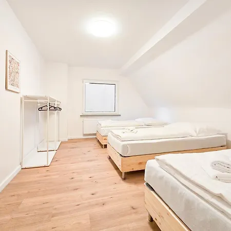 Tolstov - Monteurwohnung Mit 3 Zimmern - Dachgeschoss - Parkplatz *