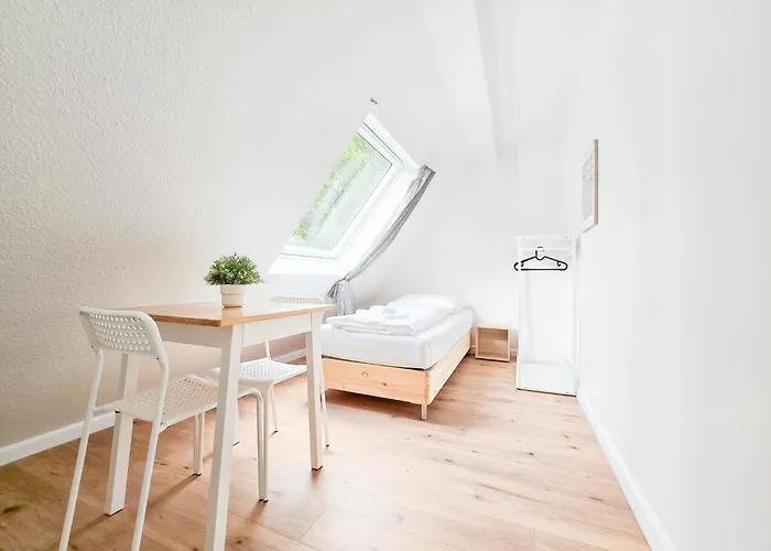 Tolstov - Monteurwohnung Mit 3 Zimmern - Dachgeschoss - Parkplatz * Duisburg