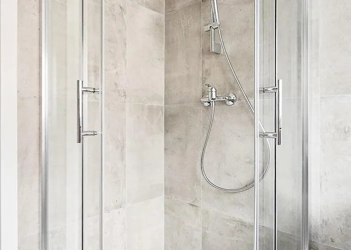 Tolstov - Monteurwohnung Mit 3 Zimmern - Dachgeschoss - Parkplatz Lejlighed