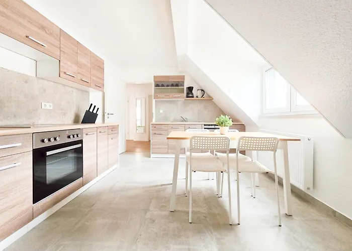 Tolstov - Monteurwohnung Mit 3 Zimmern - Dachgeschoss - Parkplatz Daire *