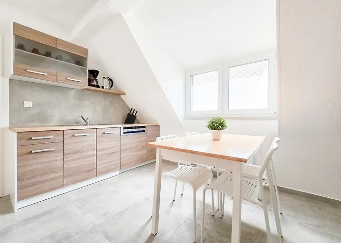 Tolstov - Monteurwohnung Mit 3 Zimmern - Dachgeschoss - Parkplatz Duisburg